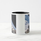 Space Shuttle Discovery door Aarde teruggeworpen Mok (Midden)