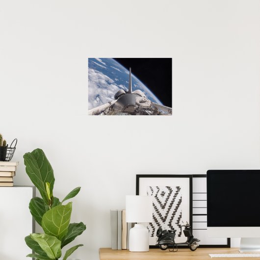 Space Shuttle Discovery door Aarde teruggeworpen Poster (Thuiskantoor)