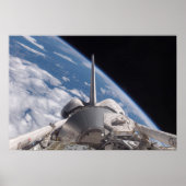 Space Shuttle Discovery door Aarde teruggeworpen Poster (Voorkant)