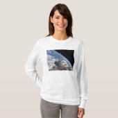 Space Shuttle Discovery door Aarde teruggeworpen T-shirt (Voorkant volledig)