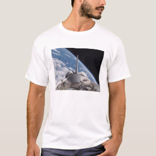 Space Shuttle Discovery door Aarde teruggeworpen T-shirt