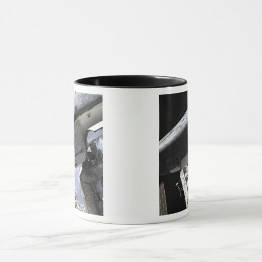 Space Shuttle Discovery gedokt Mok (Midden)