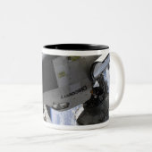 Space Shuttle Discovery gedokt Tweekleurige Koffiemok (Voorkant rechts)