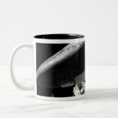 Space Shuttle Discovery gedokt Tweekleurige Koffiemok (Links)
