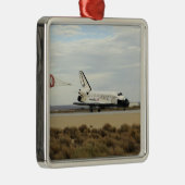 Space Shuttle Discovery implementeert de bijbehore Metalen Ornament (Rechts)