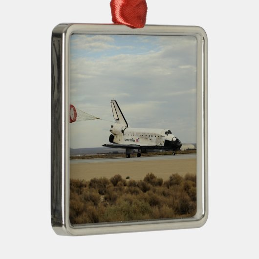 Space Shuttle Discovery implementeert de bijbehore Metalen Ornament (Rechts)