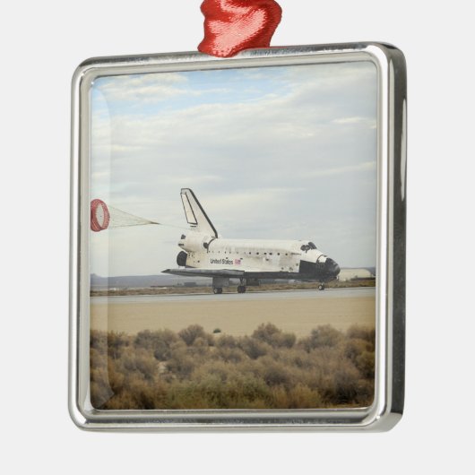 Space Shuttle Discovery implementeert de bijbehore Metalen Ornament (Links)