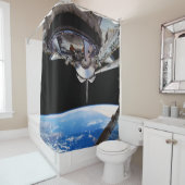 Space Shuttle Discovery in Earth Orbit Douchegordijn (In situ)