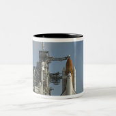 Space Shuttle Discovery is klaar 2 Tweekleurige Koffiemok (Center)