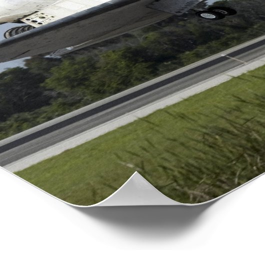 Space shuttle Discovery landt op Runway 33 2 Poster (Hoek)
