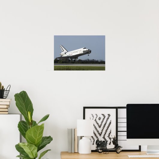 Space shuttle Discovery landt op Runway 33 2 Poster (Thuiskantoor)