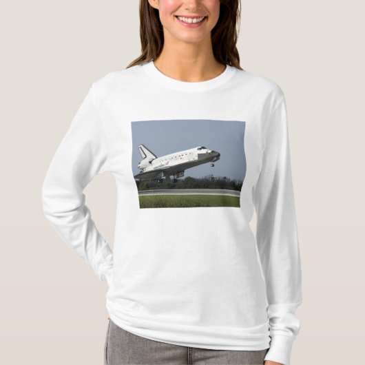 Space shuttle Discovery landt op Runway 33 2 T-shirt (Voorkant)