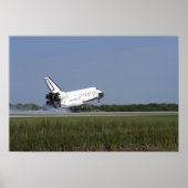 Space shuttle Discovery landt op Runway 33 4 Poster (Voorkant)