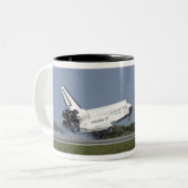 Space shuttle Discovery landt op Runway 33 4 Tweekleurige Koffiemok (Voorkant links)