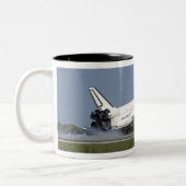 Space shuttle Discovery landt op Runway 33 4 Tweekleurige Koffiemok (Links)