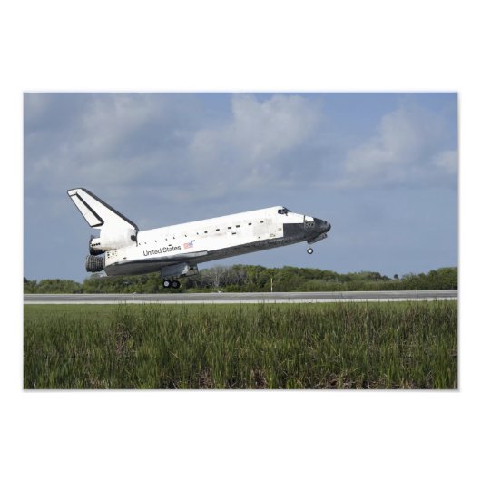 Space shuttle Discovery landt op Runway 33 Foto Afdruk (Voorkant)