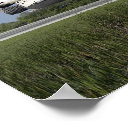 Space shuttle Discovery landt op Runway 33 Poster (Hoek)