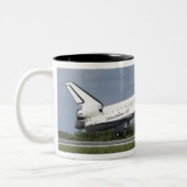 Space shuttle Discovery landt op Runway 33 Tweekleurige Koffiemok (Links)