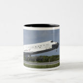 Space shuttle Discovery landt op Runway 33 Tweekleurige Koffiemok (Center)