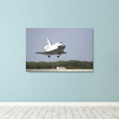 Space Shuttle Discovery nadert landing 2 Canvas Afdruk (Insitu (Houten vloer))