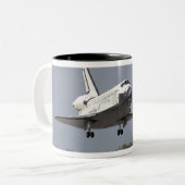 Space Shuttle Discovery nadert landing 2 Tweekleurige Koffiemok (Voorkant links)