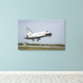 Space Shuttle Discovery nadert landing 3 Canvas Afdruk (Insitu (Houten vloer))