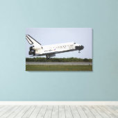 Space Shuttle Discovery nadert landing 4 Canvas Afdruk (Insitu (Houten vloer))