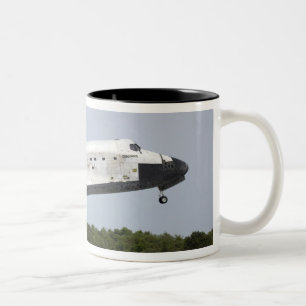 Space Shuttle Discovery nadert landing 4 Tweekleurige Koffiemok