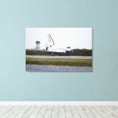 Space Shuttle Discovery op de start- en landingsba Canvas Afdruk (Insitu (Houten vloer))