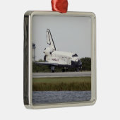 Space Shuttle Discovery op de start- en landingsba Metalen Ornament (Rechts)