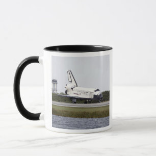 Space Shuttle Discovery op de start- en landingsba Mok