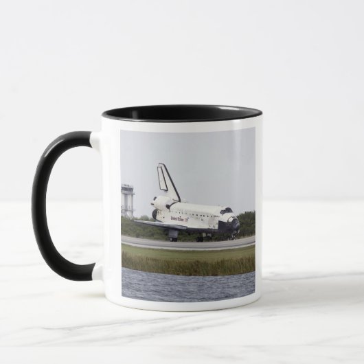 Space Shuttle Discovery op de start- en landingsba Mok (Links)