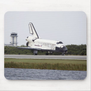 Space Shuttle Discovery op de start- en landingsba Muismat