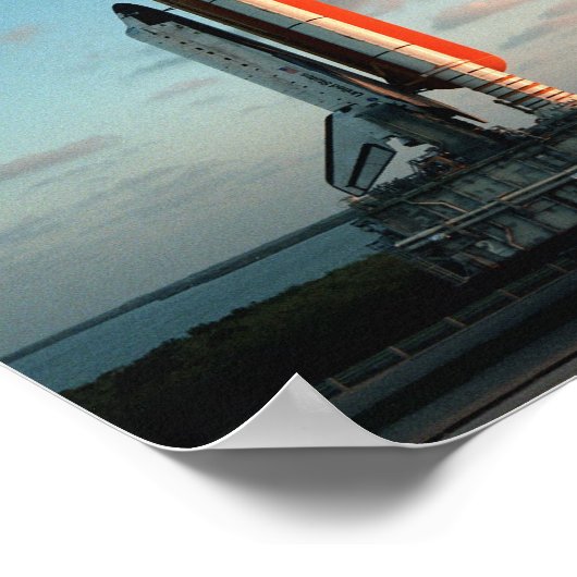 Space Shuttle Discovery op een Crawler Transporter Poster (Hoek)
