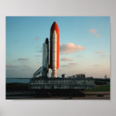 Space Shuttle Discovery op een Crawler Transporter Poster (Voorkant)