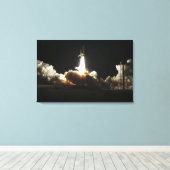 Space shuttle Discovery tilt uit Canvas Afdruk (Insitu (Houten vloer))
