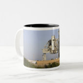 Space Shuttle Discovery zit klaar 3 Tweekleurige Koffiemok (Voorkant links)