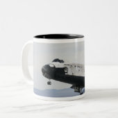 Space Shuttle Discovery's belangrijkste landingsge Tweekleurige Koffiemok (Voorkant links)