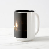 Space Shuttle Earth Orbital Spacecraft Night Canva Tweekleurige Koffiemok (Voorkant rechts)