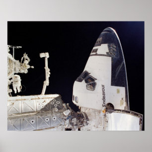 Space Shuttle Endeavor die is gekoppeld aan de ISS Poster