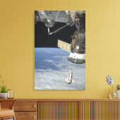 Space shuttle Endeavor, een Soyuz ruimtevaartuig Canvas Afdruk (Insitu (Woonkamer))