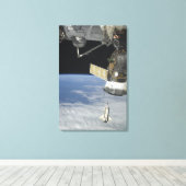 Space shuttle Endeavor, een Soyuz ruimtevaartuig Canvas Afdruk (Insitu (Houten vloer))