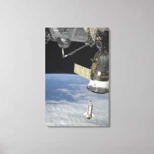 Space shuttle Endeavor, een Soyuz ruimtevaartuig Canvas Afdruk