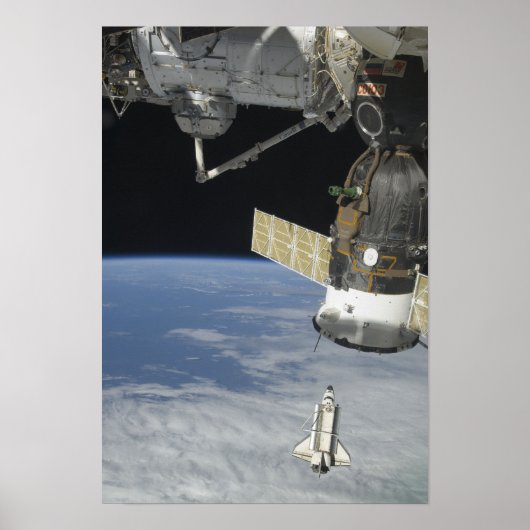 Space shuttle Endeavor, een Soyuz ruimtevaartuig Poster (Voorkant)