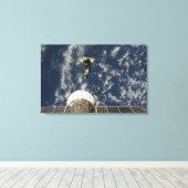 Space Shuttle Endeavor en een Soyuz ruimtevaartuig Canvas Afdruk (Insitu (Houten vloer))