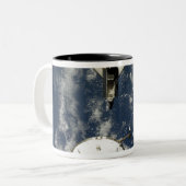 Space Shuttle Endeavor en een Soyuz ruimtevaartuig Tweekleurige Koffiemok (Voorkant links)