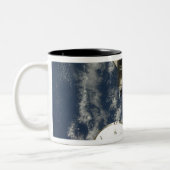 Space Shuttle Endeavor en een Soyuz ruimtevaartuig Tweekleurige Koffiemok (Links)