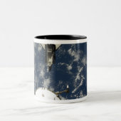 Space Shuttle Endeavor en een Soyuz ruimtevaartuig Tweekleurige Koffiemok (Center)