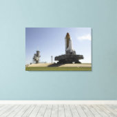 Space Shuttle Endeavor nadert de lancering p Canvas Afdruk (Insitu (Houten vloer))