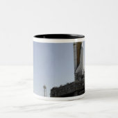 Space Shuttle Endeavor nadert de lancering p Tweekleurige Koffiemok (Center)